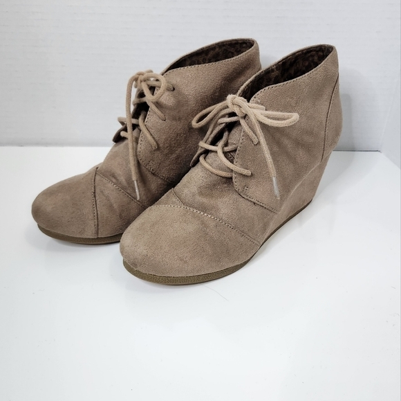Maurices Tan Wedge Lace Up Ankle Booties Womens Sz 6 Faux Suede - Picture 2 of 5